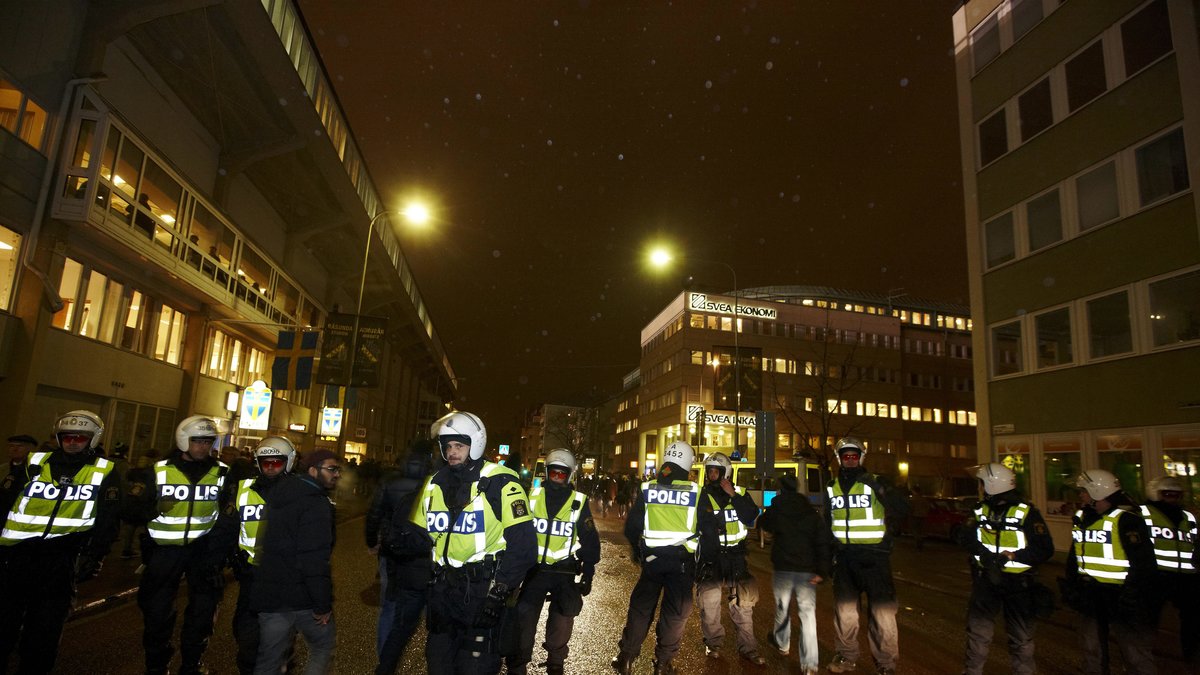 Över 300 poliser deltog i gårdagens insatser vid både Råsunda och Friends Arena.