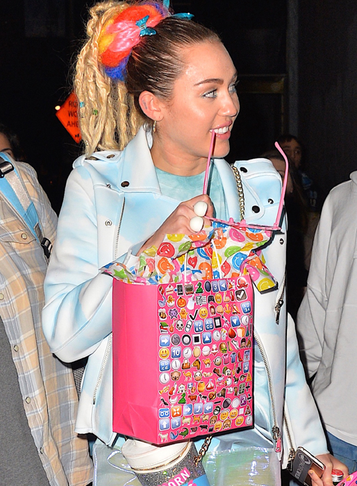 Miley Cyrus i en speciell outfit. Miley Cyrus i en speciell outfit.