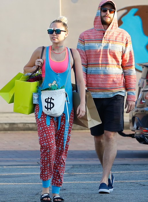Miley Cyrus och hennes fästman Liam Hemsworth shoppar loss i Beverly Hills. 