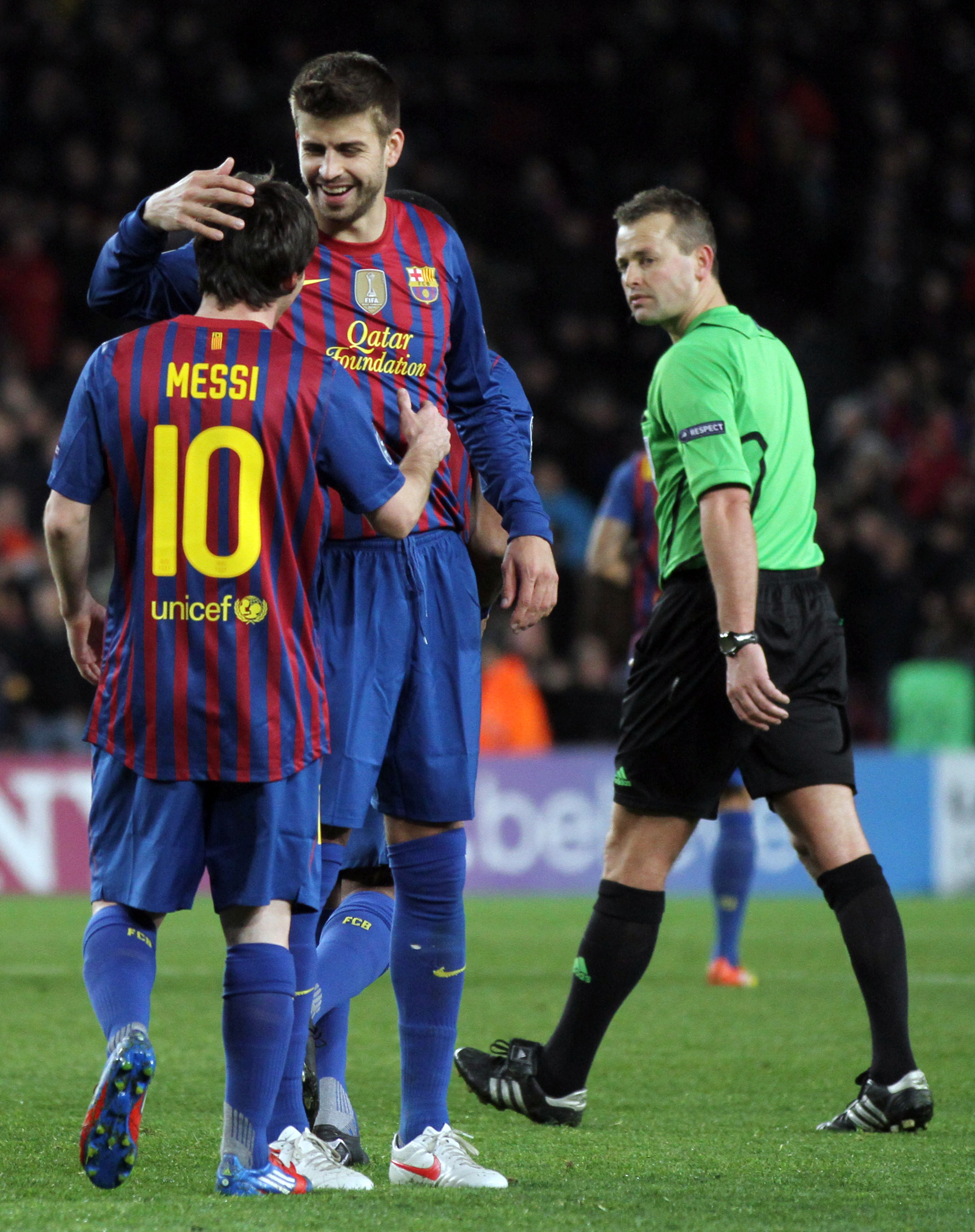 Lionel Messi letar sig till zonen precis framför straffområdet - det måste Milans mittfältare förhindra. 