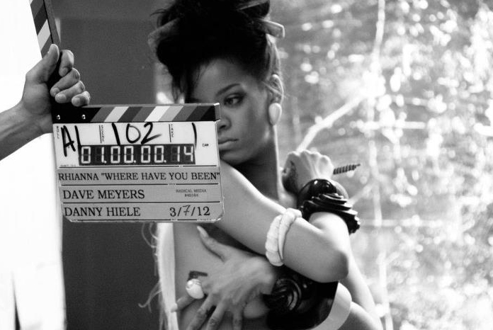 Tagning! Rihanna gör sig redo för att åma som en reptil.