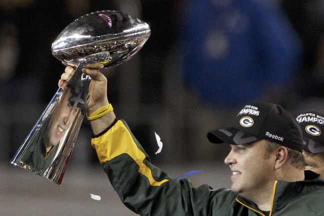 Mike McCarthy håller upp trofén döpt efter Green Bay Packers-legendaren Vince Lombardi. Mike McCarthy håller upp trofén döpt efter Green Bay Packers-legendaren Vince Lombardi.