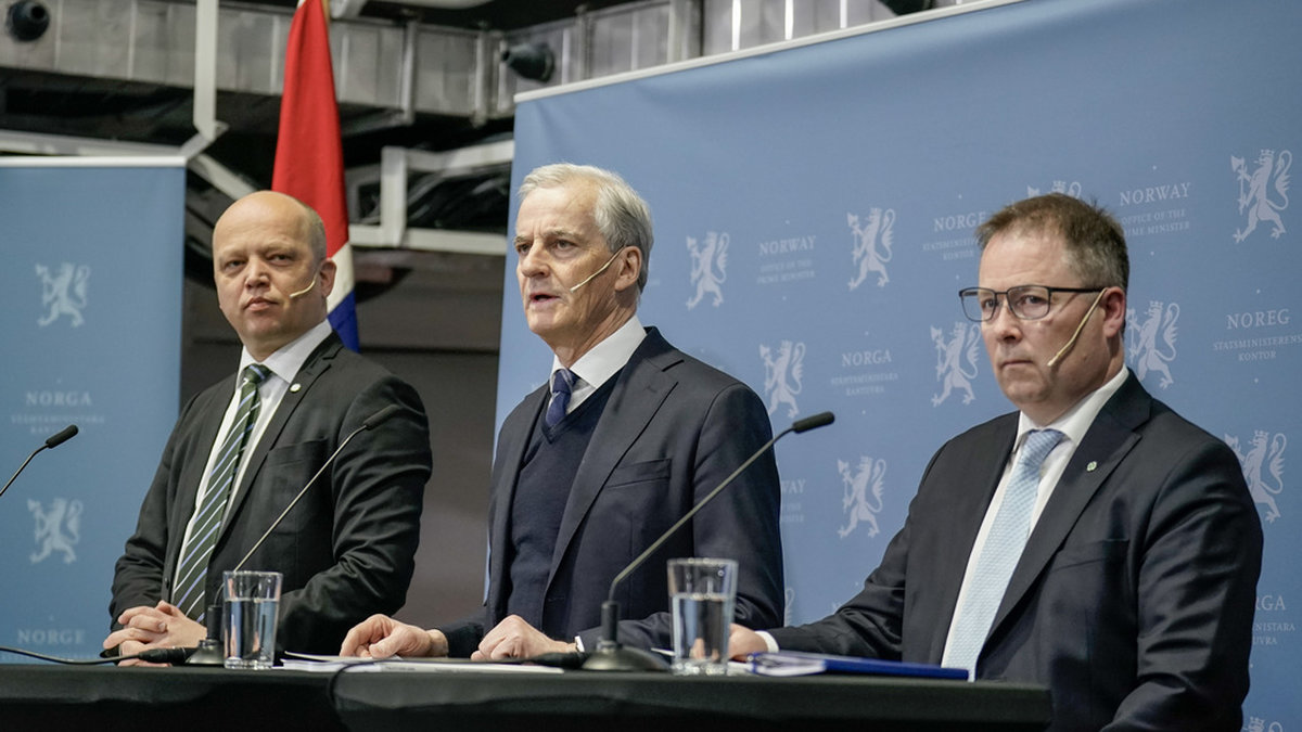 Statsminister Jonas Gahr Støre (i mitten), finansminister Trygve Slagsvold Vedum (till vänster) och försvarsminister Bjørn Arild Gram presenterar försvarssatsningen.