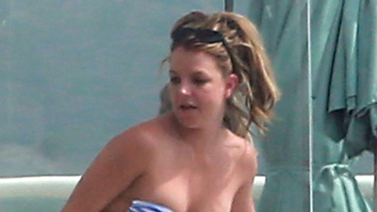 Britney i minimal bikini.
