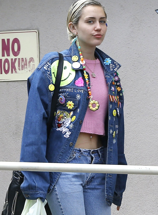 Miley Cyrus på väg att käka Tacos i Beverly Hills. Miley Cyrus på väg att käka Tacos i Beverly Hills.