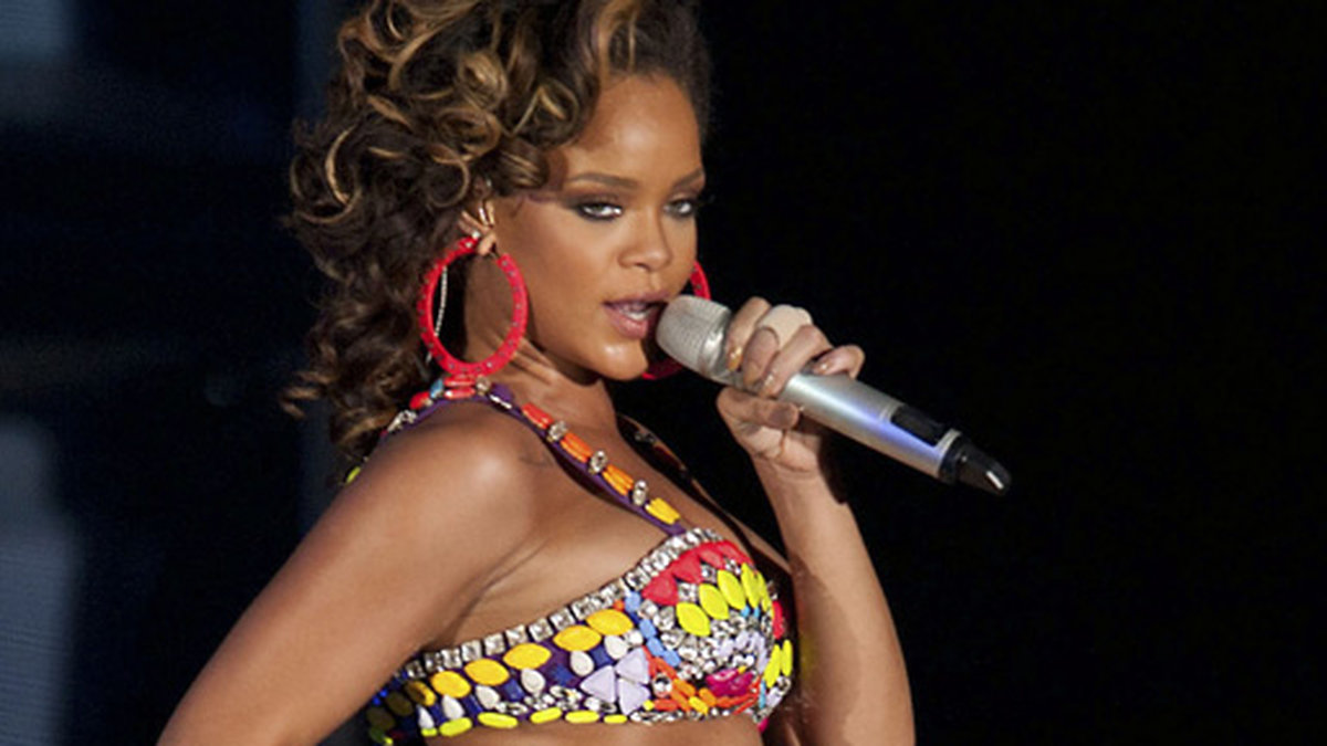 Liz Jones anser att Rihannas scenkläder "inbjuder till våldtäkt". 