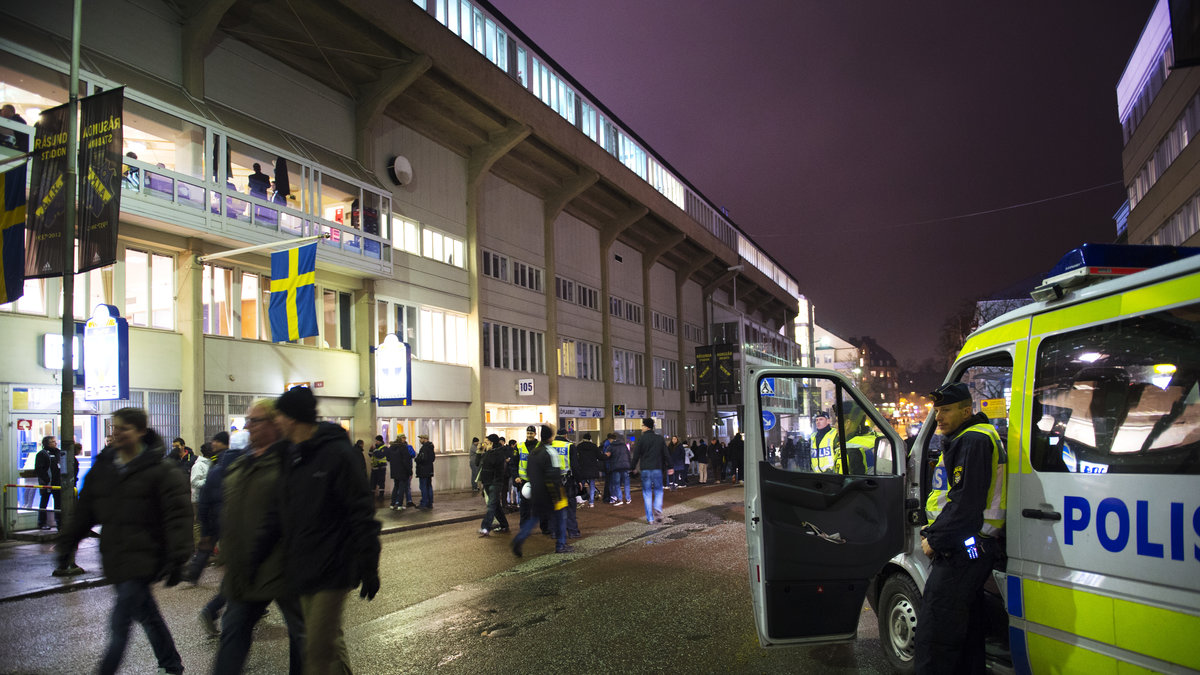 AIK betalar 3,5 miljoner kronor i polisnotor den här säsongen. 