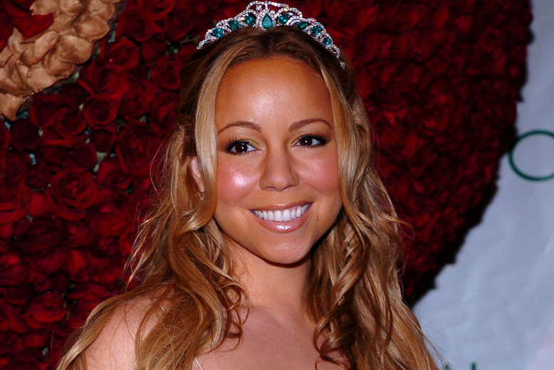 Mariah Carey – divans mamma. Hon begär Cristal Champagne, en person som bara ägnar sig åt att samla ihop hennes tuggade tuggummin (!), luftrensare, en hundvalp och några kattungar. Mariah Carey – divans mamma. Hon begär Cristal Champagne, en person som bara ägnar sig åt att samla ihop hennes tuggade tuggummin (!), luftrensare, en hundvalp och några kattungar.