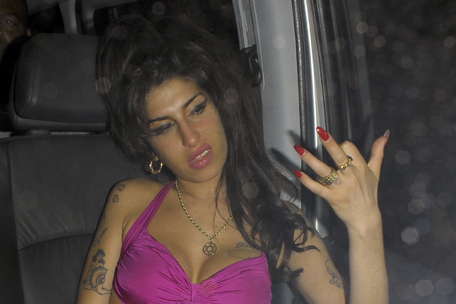 En full Amy Winehouse tog illa upp...