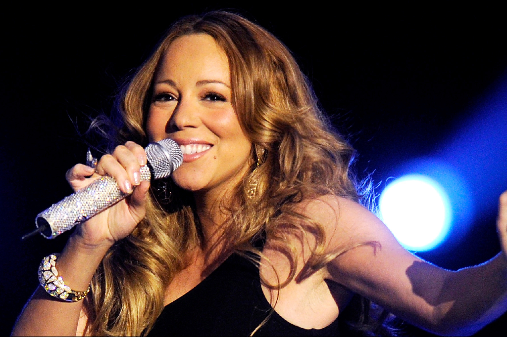 Mariah Carey lär ha mycket kul åt Kardashians misslyckade förhållanden då hon inför en stor publik ska ha hånat stjärnan över hur dåligt det gick med exet Kris Humphries. "Jag och min bråkar ibland, det kanske är därför vi fortfarande är tillsammans efter