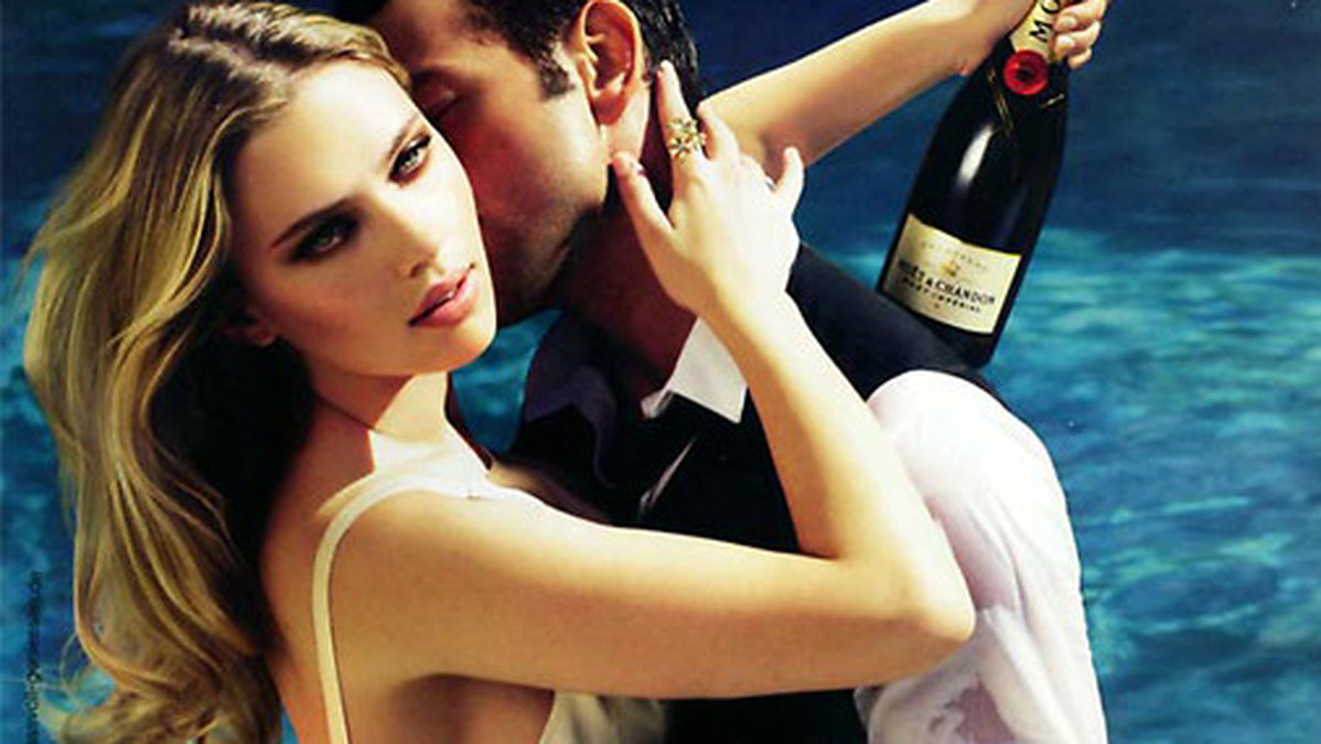 Scarlett Johansson gjorde reklam för Champagnemärket Moet & Chandon, när hennes ena arm plötsligt blev lite gummiaktig...