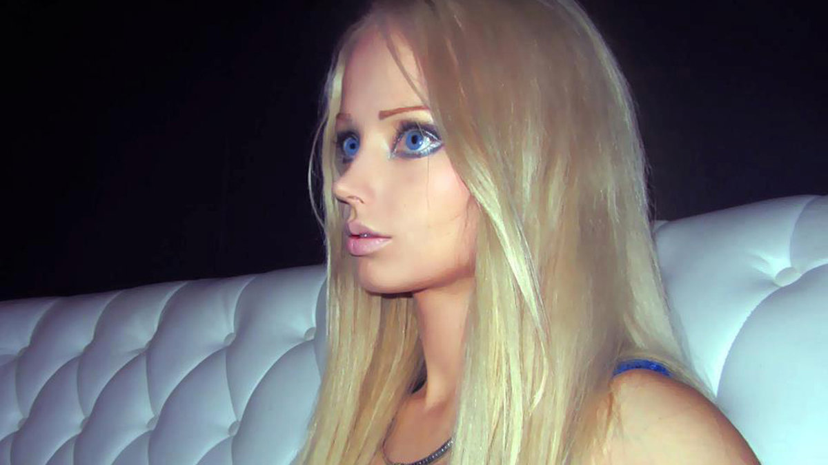 Valeria Lukyanova har genomgått en hel rad operationer för att se ut som en Barbiedocka. 