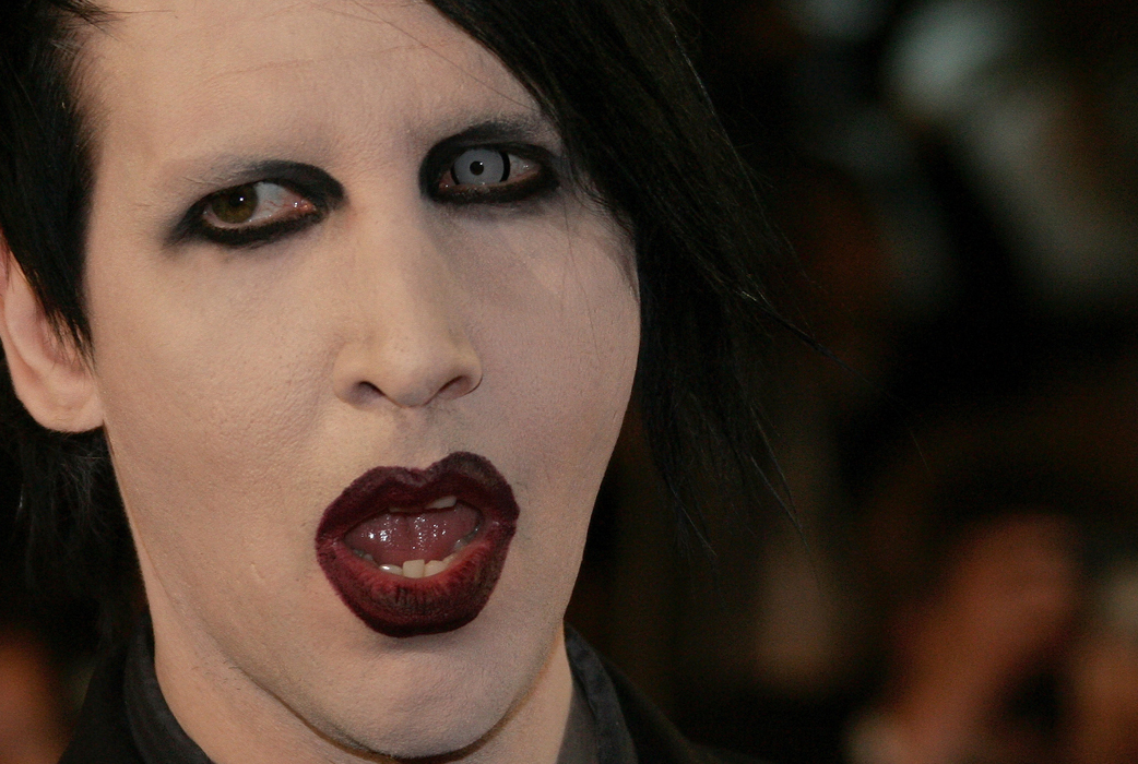 Marilyn Manson är döpt till Norma Jeane Mortenson. Marilyn Manson är döpt till Norma Jeane Mortenson.