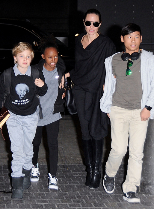 Angelina Jolie med barnen Shiloh, Zahara och Pax. Angelina Jolie med barnen Shiloh, Zahara och Pax.