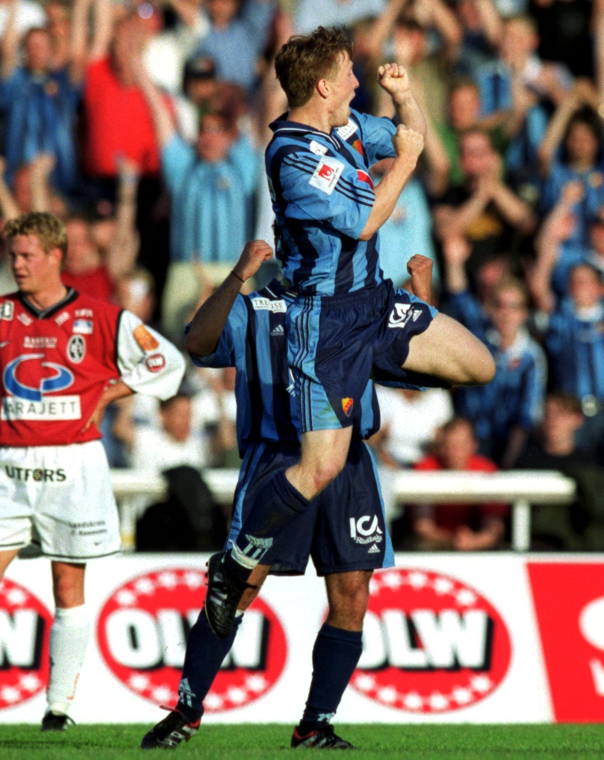 Djurgårdens Lucas Nilsson jublar efter att ha gjort mål mot storlaget Landskrona i superettan. Denna bild togs år 2000.