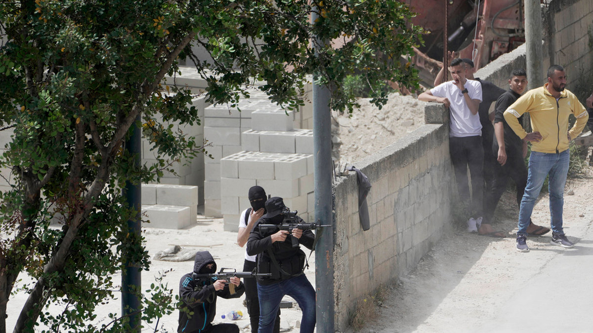 Palestinska beväpnade personer vid en israelisk militärinsats i Jenin fredagen den 13:e maj. Arkivbild.