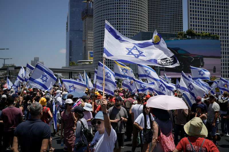 Demonstranter med israeliska flaggor i Tel Aviv.