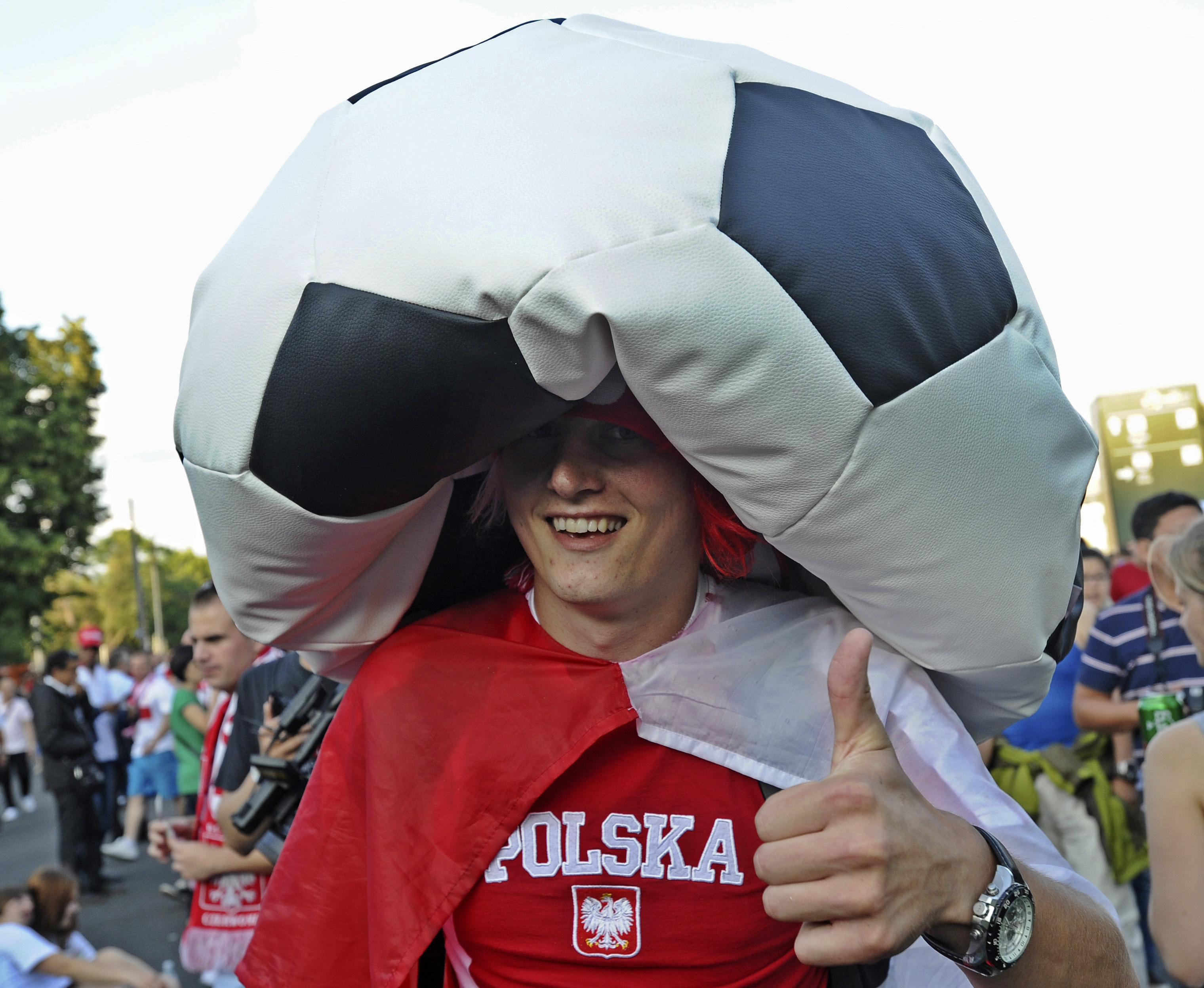 Ett polskt fan med en enormt stor hatt på väg till matchen mellan Tjeckien och Portugal.