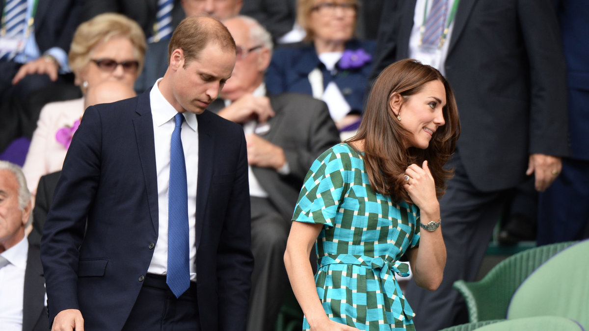 Är syntes paret på Wimbledonfinalen i London den sjätte juli. Och Kates mage ser inte speciellt stor ut.