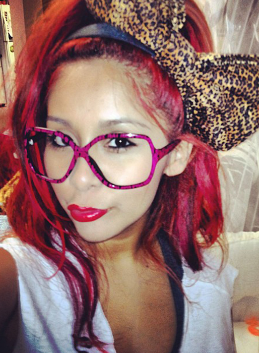 Snooki rockar stor rosett i håret. Snooki rockar stor rosett i håret.