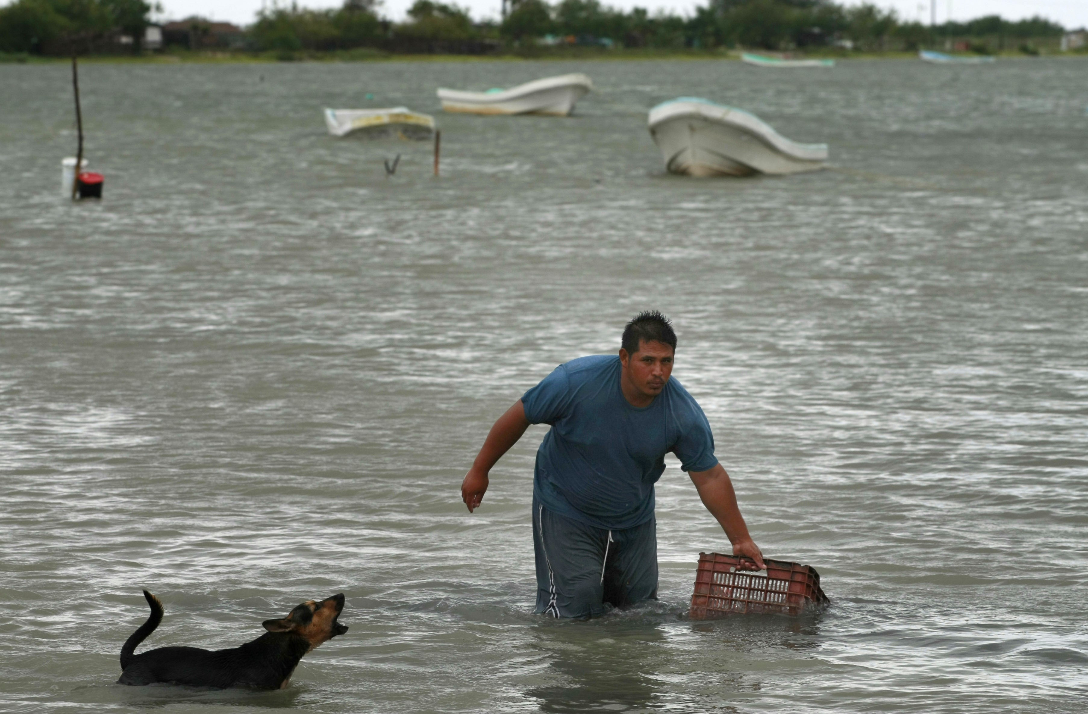 Orkanen Alex har tvingat människor i den amerikanska södern att fly sina hem.