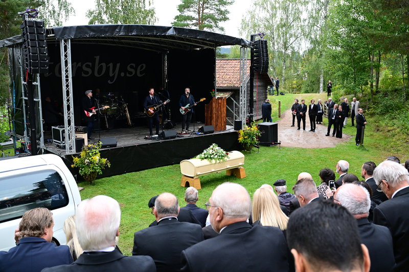 På Kollsbergs hembygdsgård fick alla möjlighet att gå förbi Sven-Göran Erikssons kista. Foto: Jonas Ekströmer/TT På Kollsbergs hembygdsgård fick alla möjlighet att gå förbi Sven-Göran Erikssons kista. Foto: Jonas Ekströmer/TT