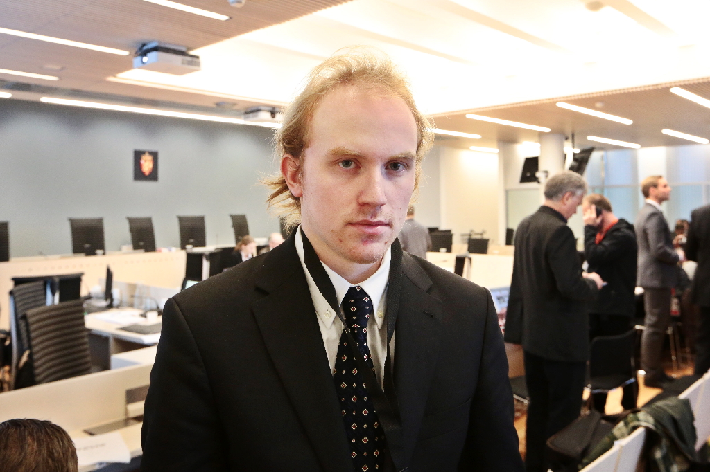 AUF-medlemmen Björn Ihler, överlevande från attacken på Utöya, följer förhandlingarna i Oslo tingsrätt.