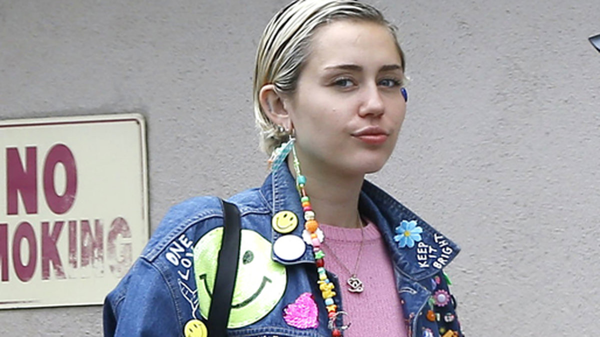 Miley Cyrus på väg att käka Tacos i Beverly Hills.
