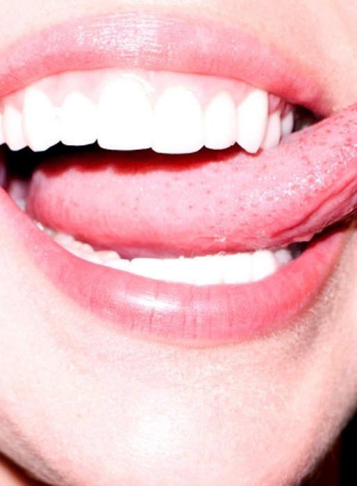Miley sträcker ut sin berömda tunga. Miley sträcker ut sin berömda tunga.