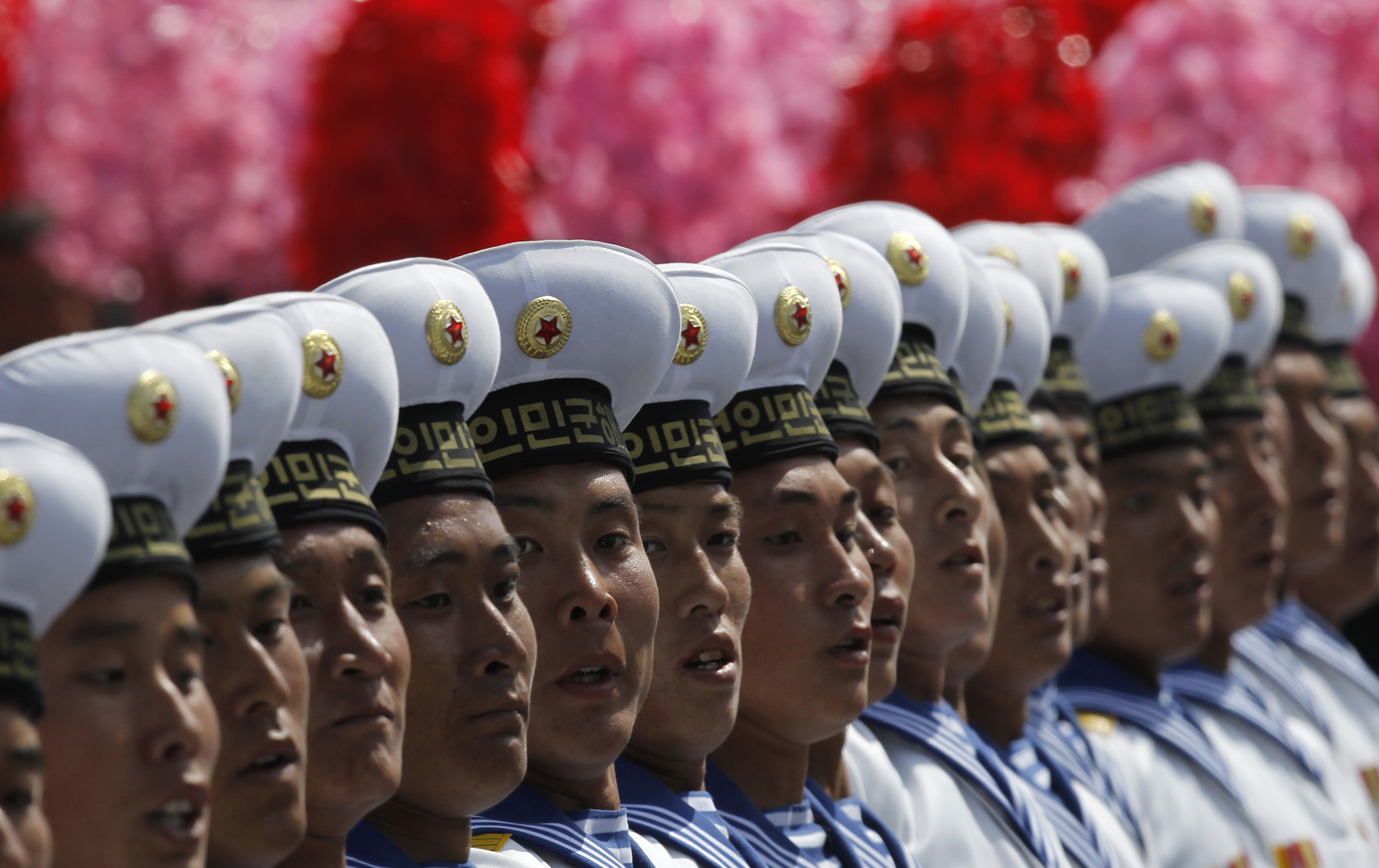 Dessa typer av offentliga uppvisningar är inte helt ovanliga i Nordkorea. Dessa typer av offentliga uppvisningar är inte helt ovanliga i Nordkorea.