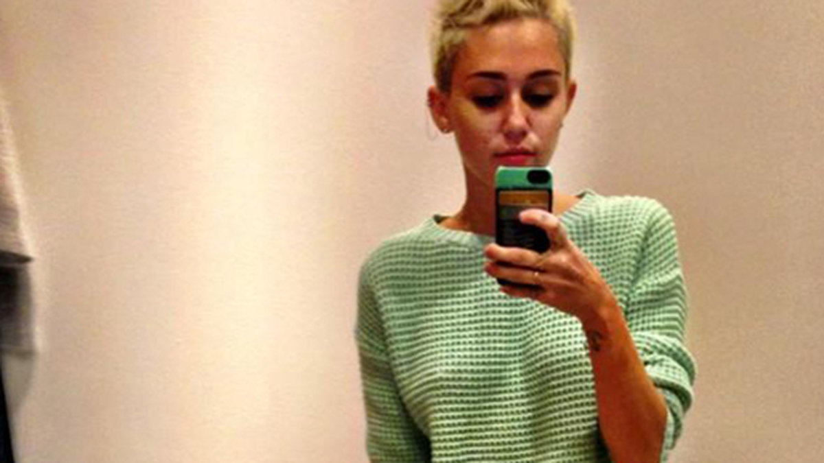Miley i pastellig tröja på sin Instagram. 