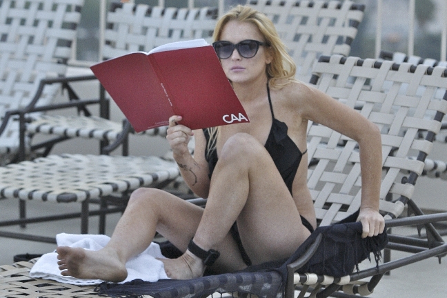 Här ligger Lindsay och slappar på stranden med sin alkoholmätare runt foten.