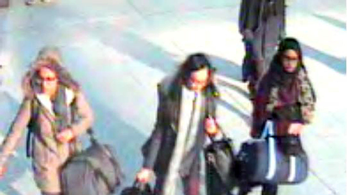De tre brittiska tonårstjejerna som lämnat London för att gå med i IS fångades på övervakningskamera.