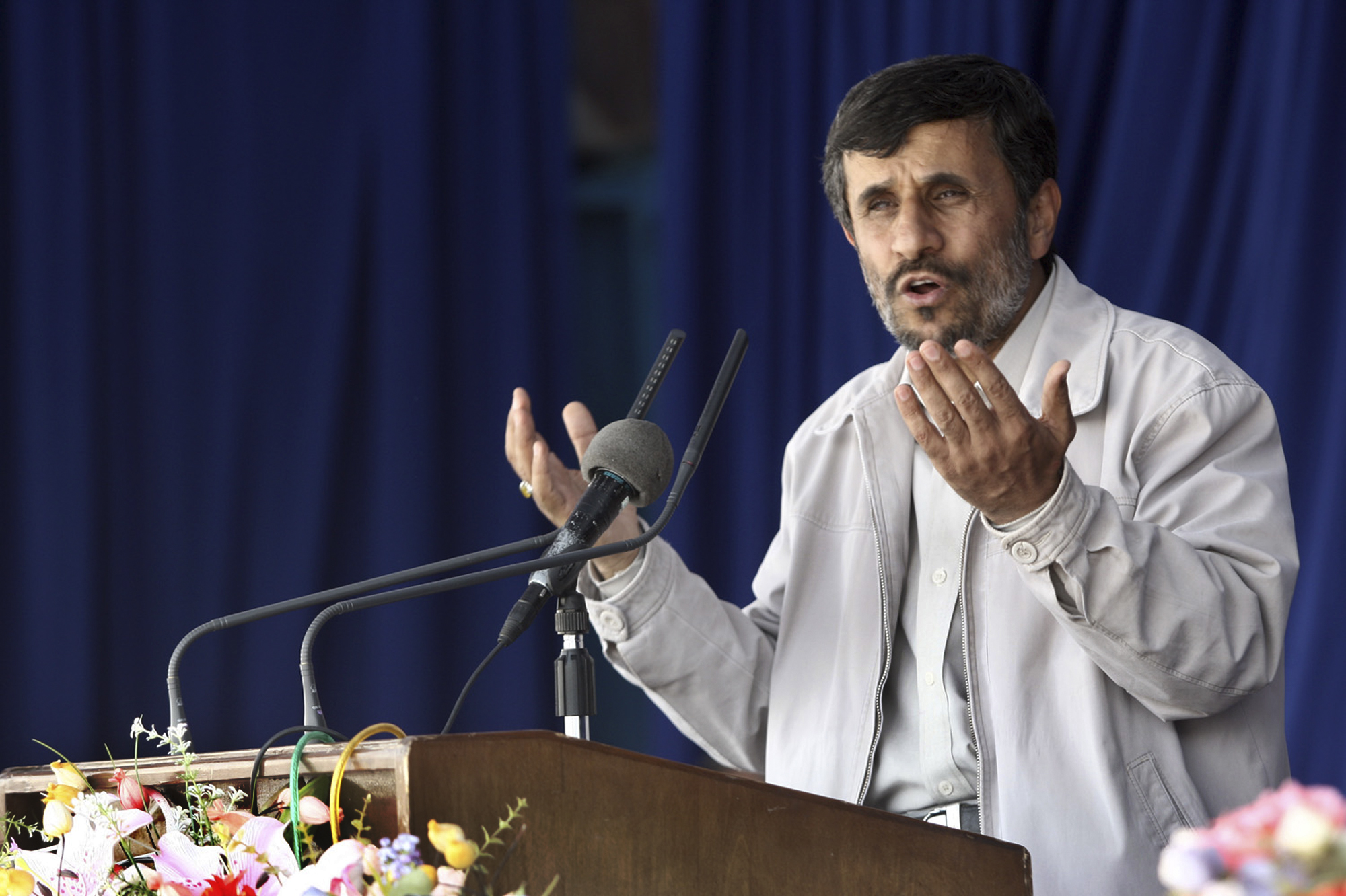 Irans president Mahmoud Ahmadinejad hotar att bistå...