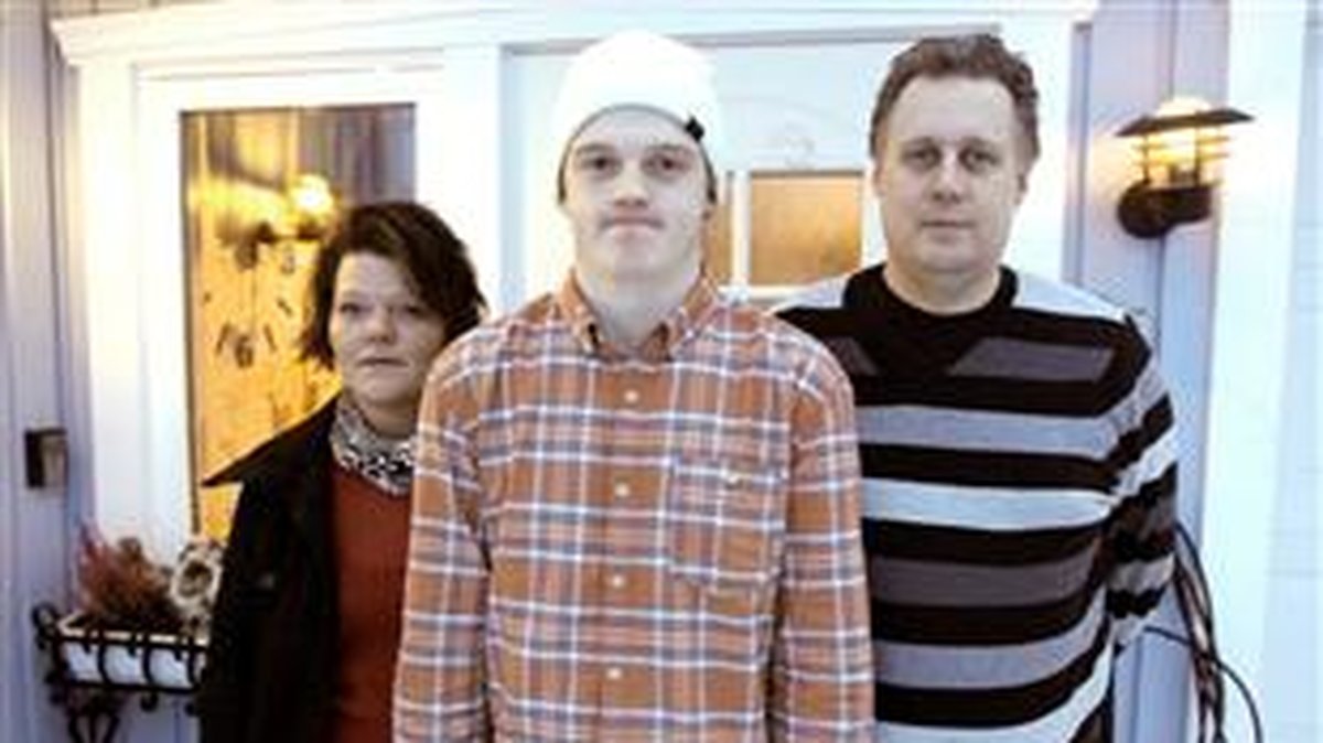 Susanne tillsammans med sonen Petter och hans pappa Ron.
