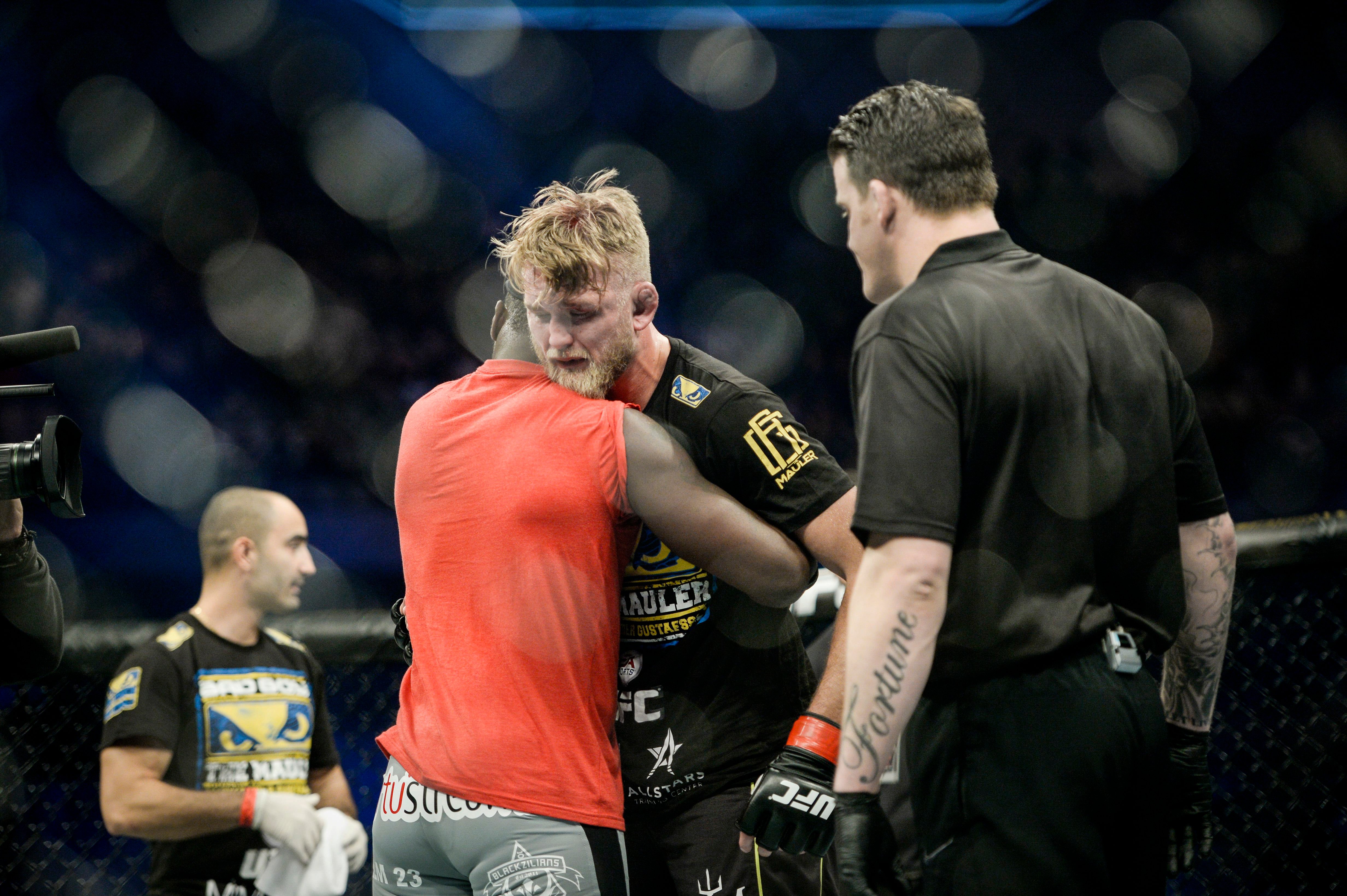 'The Mauler' kramas om av sin motståndare Anthony 'Rumble' Johnson efter att ha förlorat den lätta tungviktsmatchen under MMA-galan UFC Fight Night Stockholm i Tele2 Arena.