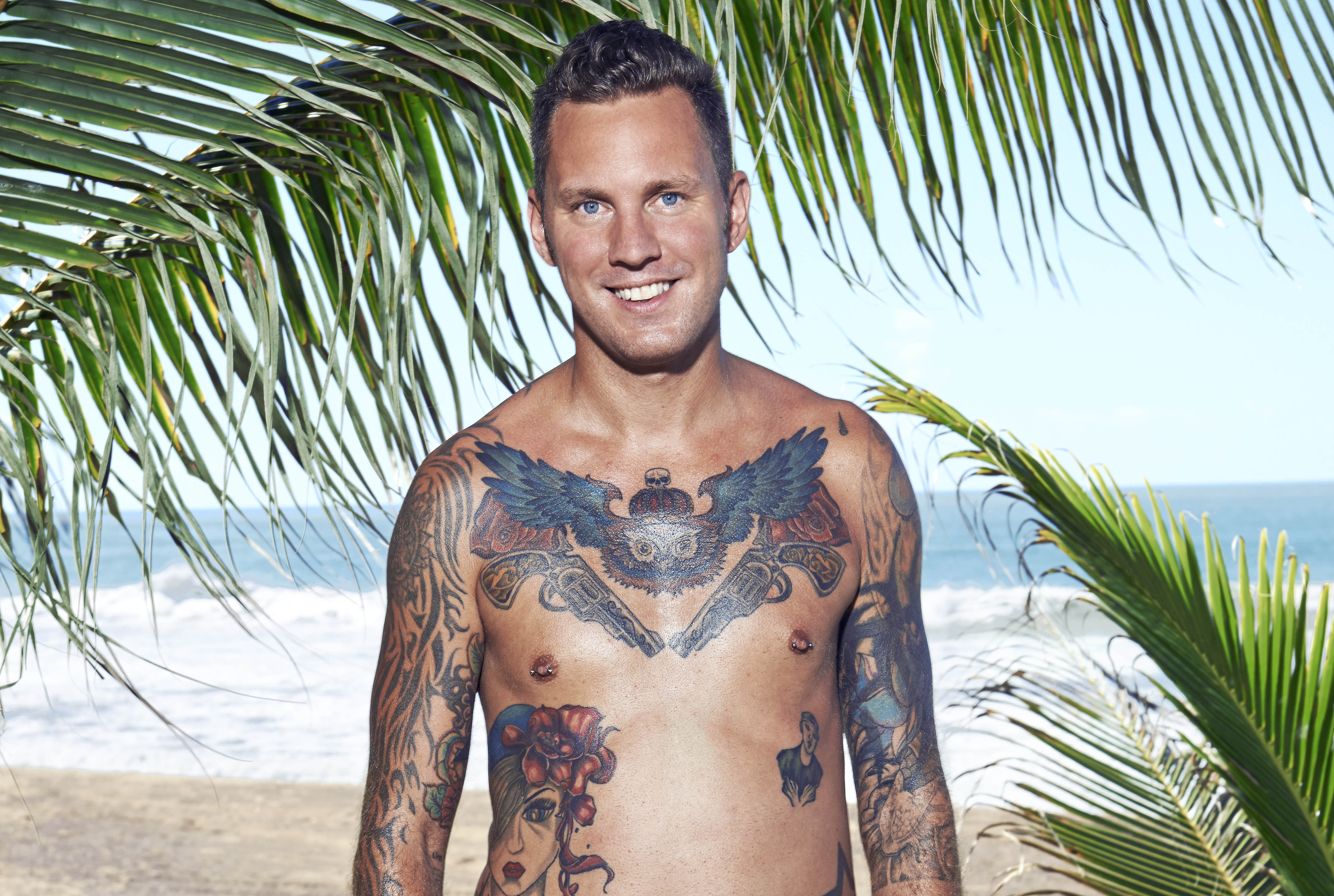 Jesper Fröidh, 35. Underhållare och fritidsledare: Jag satt och drack några öl med en kompis, så fick vi syn på en annons "Sök till Paradise Hotel". så gjorde jag det. Sedan gick jag på casting och kom med. I huset är jag den som drar massor av dåliga vitsar, sen är jag den kärleksfulla. Varje fest i huset blev faktiskt minnesvärd. Jag ville hångla och det fick man ju. Första dagen glömde jag kamerorna när jag satt på toaletten, så den scenen blev ju "skitrolig" om du förstår vad jag menar. Jesper Fröidh, 35. Underhållare och fritidsledare: Jag satt och drack några öl med en kompis, så fick vi syn på en annons "Sök till Paradise Hotel". så gjorde jag det. Sedan gick jag på casting och kom med. I huset är jag den som drar massor av dåliga vitsar, sen är jag den kärleksfulla. Varje fest i huset blev faktiskt minnesvärd. Jag ville hångla och det fick man ju. Första dagen glömde jag kamerorna när jag satt på toaletten, så den scenen blev ju "skitrolig" om du förstår vad jag menar.