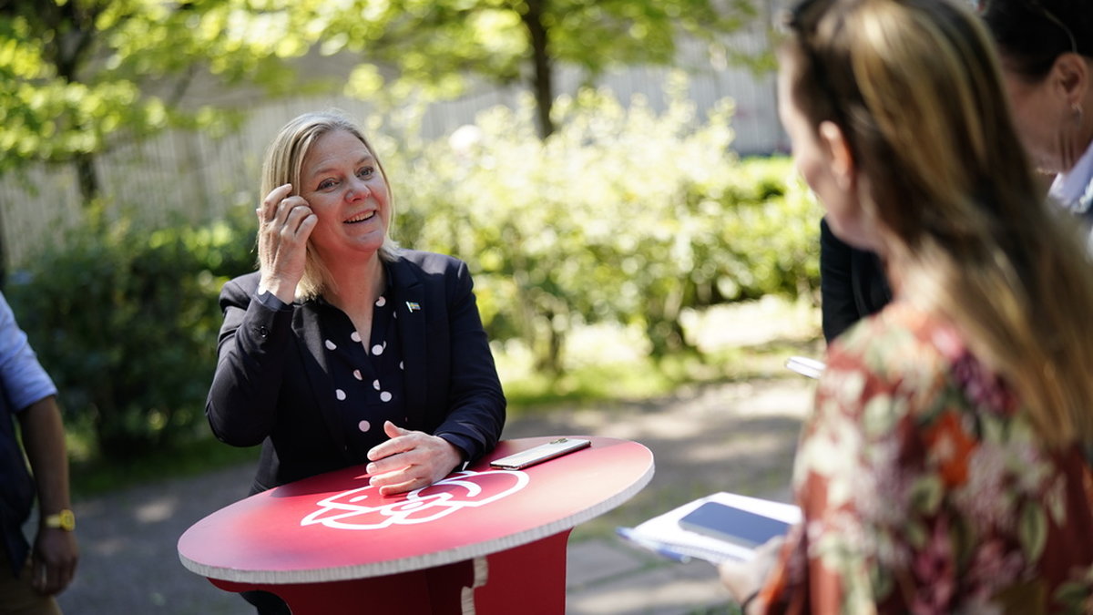 Statsminister Magdalena Andersson (S) är ute på bussturné och möter media i Helénsparken i Skövde.