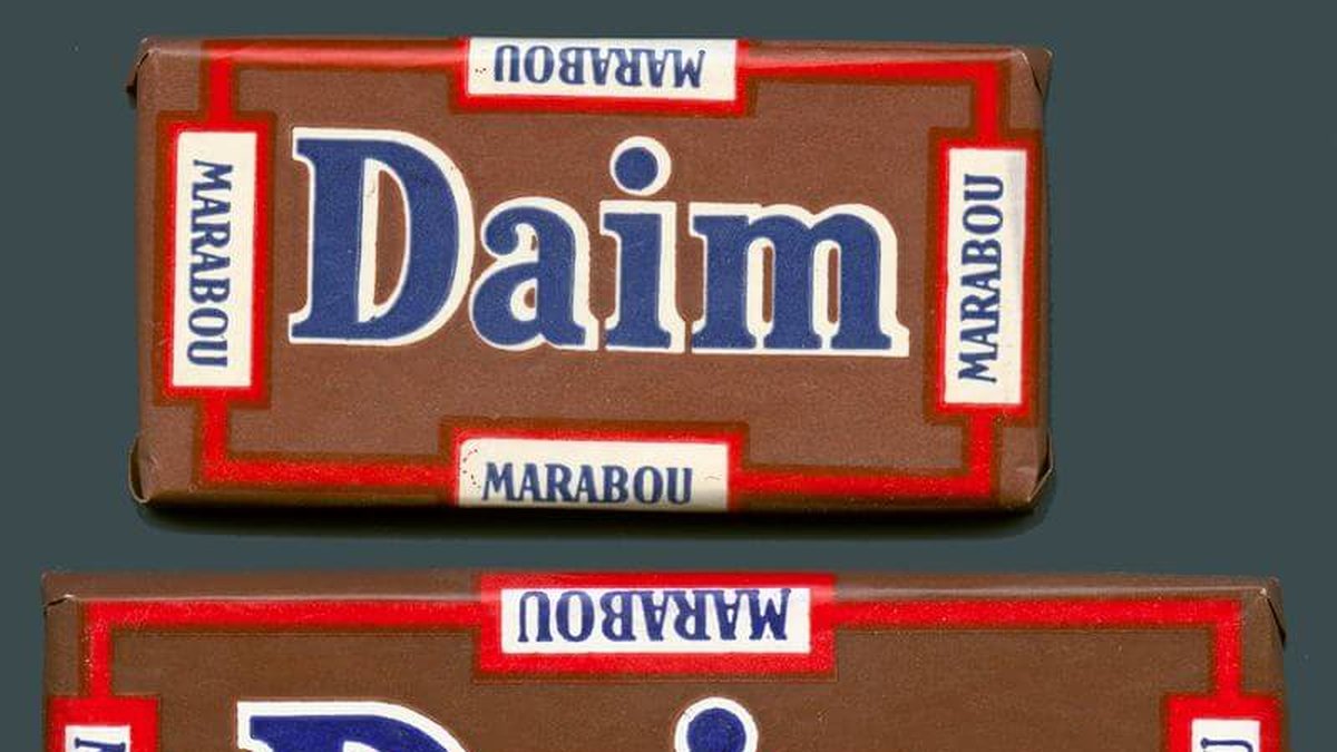 Daimförpackning 1953. Daim lanserades i butik första gången 1952. Inspirationen till fick vd:n Lars Anderberg från den amerikanska chokladbiten Heath Bar. Ägaren till Heaths chokladfabrik lät Marabou komma på besök och sedan ta med en lista på ingredienser hem till Sverige. Där utvecklades en ny variant som fick namnet Dajm.