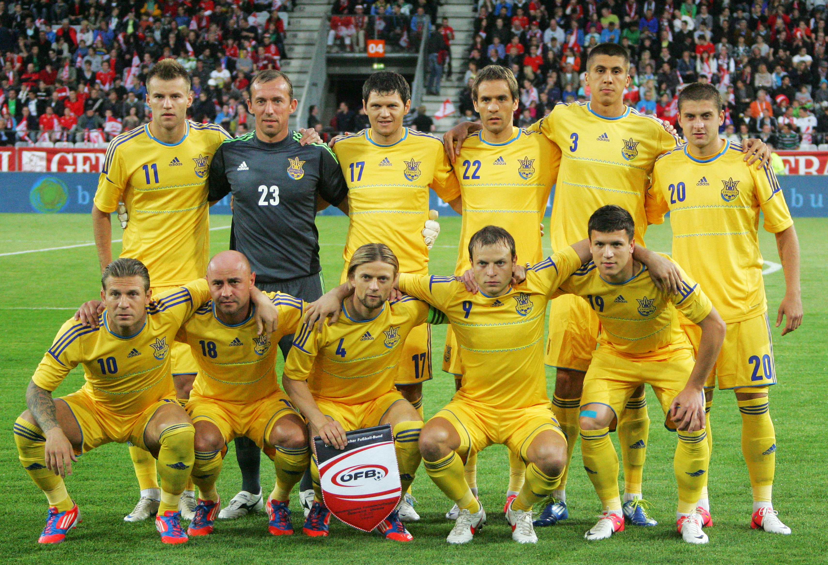 Tio spelare i Ukrainas lag har varit magsjuka.