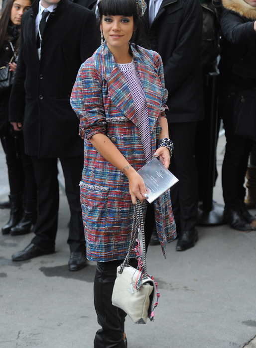 Lily Allen anländer till Chanels visning i Paris. Lily Allen anländer till Chanels visning i Paris.