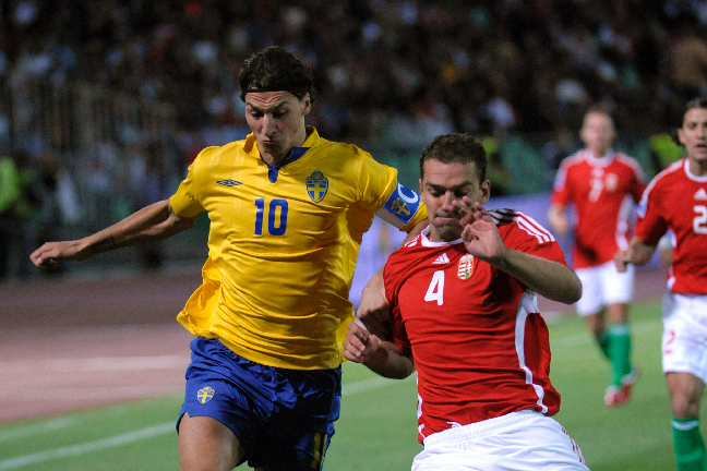 Zlatan Ibrahimovic i duell med Roland Juhász 2009 - en match som den svenske stjärnan avgjorde med ett motlägg på stopptid.