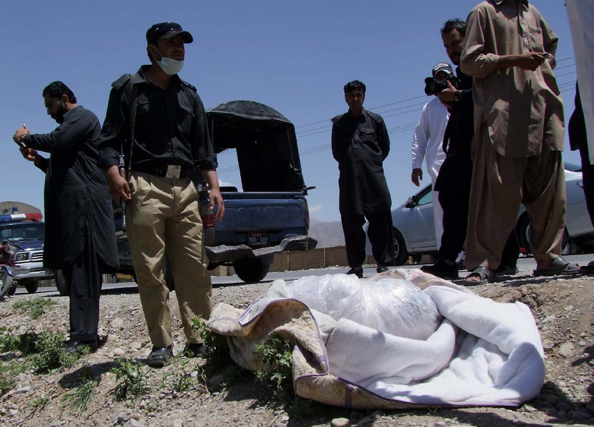 Död, Försvunnen person, Halshuggning, Taliban, Offer, Talibaner, Kidnappning, mord, Röda Korset, Terror, Pakistan