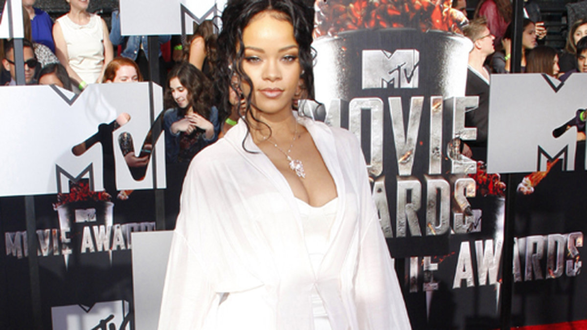 Rihanna på MTV Movie Awards klädd i en klänning från den ryska designern Ulyana Sergeenko. På fötterna bar Rihanna sandaletter från Manolo Blahnik. 