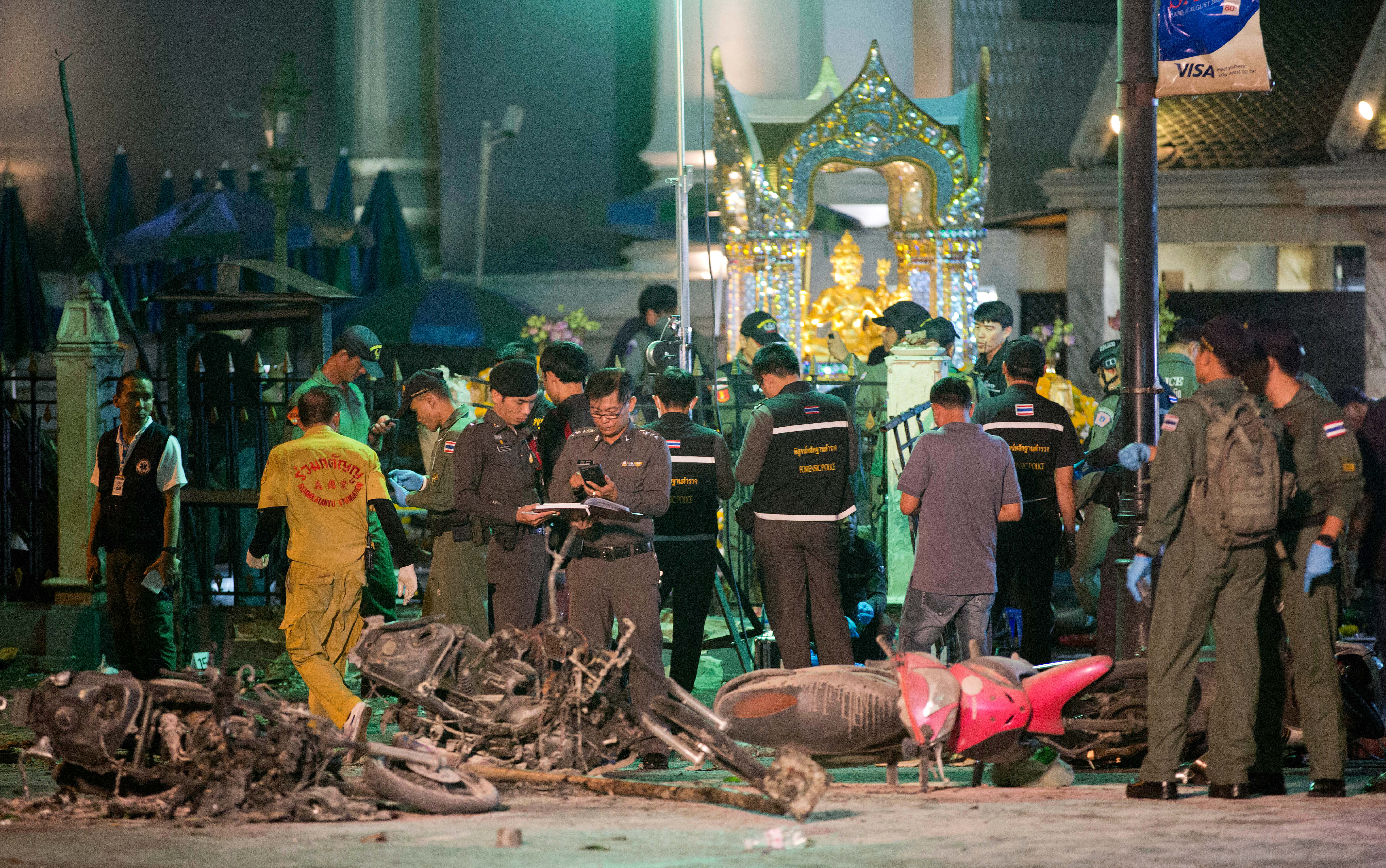 Den 17 augusti smällde en bomb i Thailands huvudstad Bankok. 20 personer dog och ett 120-tal skadades i dådet. Personen som erkänt tros tillhöra gruppen East Turkestan independence movement. Den 17 augusti smällde en bomb i Thailands huvudstad Bankok. 20 personer dog och ett 120-tal skadades i dådet. Personen som erkänt tros tillhöra gruppen East Turkestan independence movement.