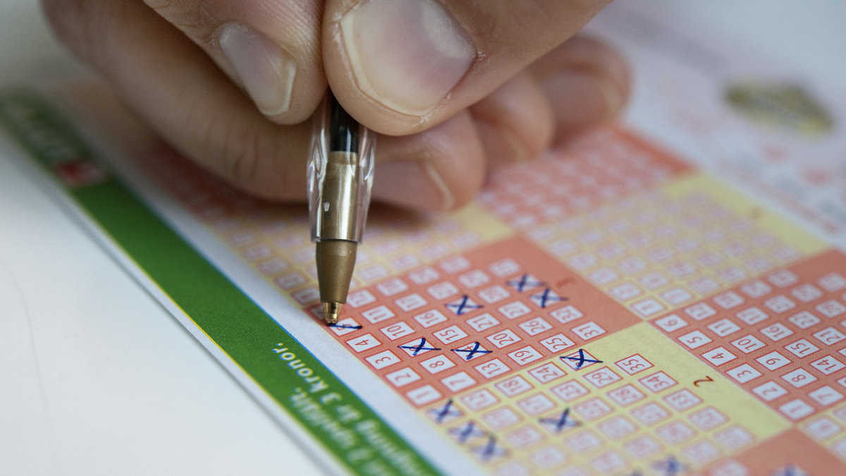 En man i pensionsåldern har vunnit 127 miljoner på Lotto.
