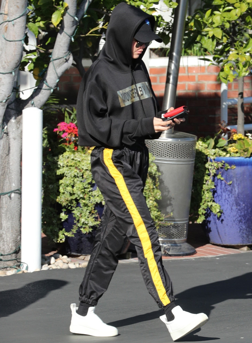 Sofia Richie är sportigt klädd i Hollywood. Sofia Richie är sportigt klädd i Hollywood.