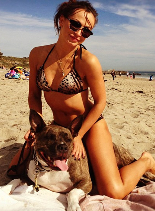 Karina Smirnoff tar med sig jycken till stranden i Malibu. Karina Smirnoff tar med sig jycken till stranden i Malibu.