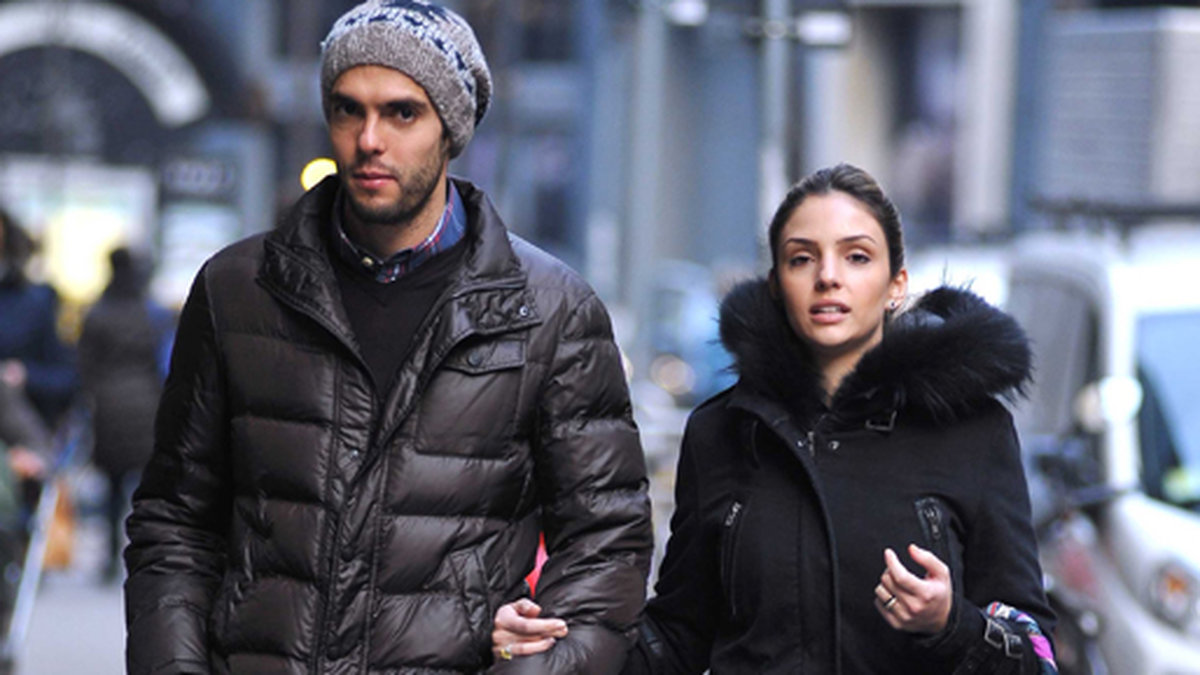Fotbollsspelaren Kaka är ute och shoppar med sin fru Caroline Celico. 