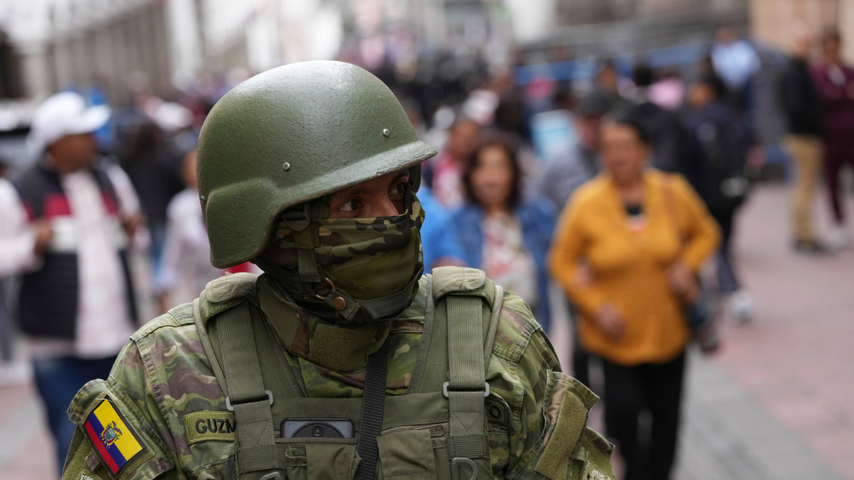 Soldater patrullerar gatorna i Quito i Ecuador.
